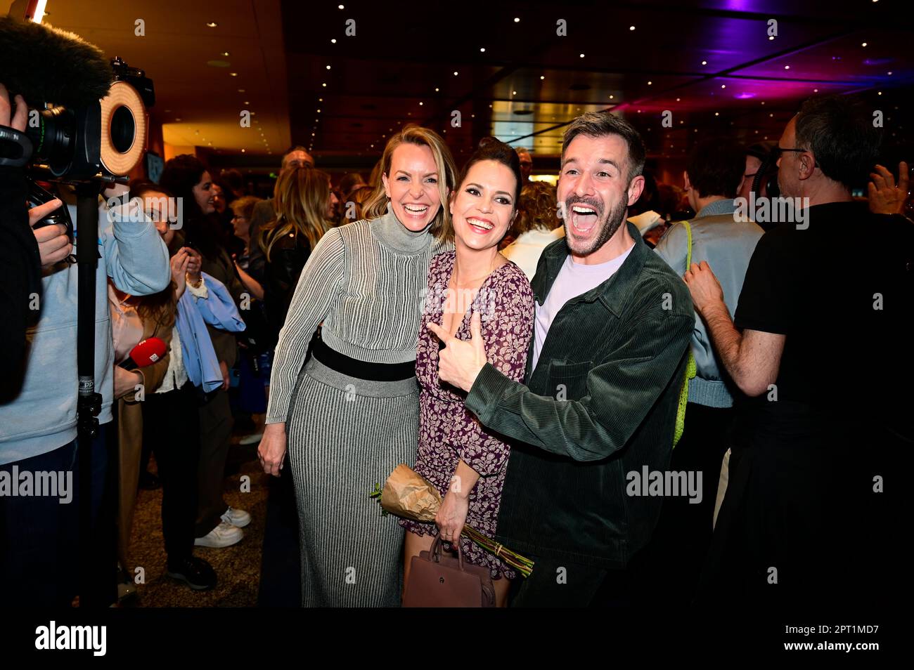 Simone Hanselmann, Birthe Wolter und Jochen Schropp BEI der Premiere des Theaterstücks 'Stolz und Vorurteil *oder so' in der Komödie am Kurfürstendamm Banque D'Images