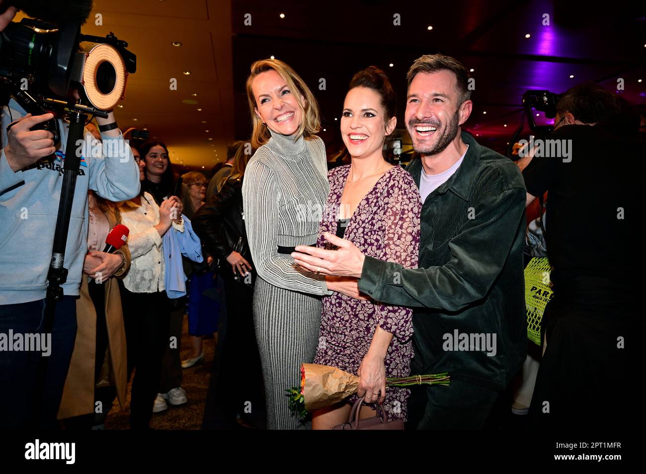 Simone Hanselmann, Birthe Wolter und Jochen Schropp BEI der Premiere des Theaterstücks 'Stolz und Vorurteil *oder so' in der Komödie am Kurfürstendamm Banque D'Images