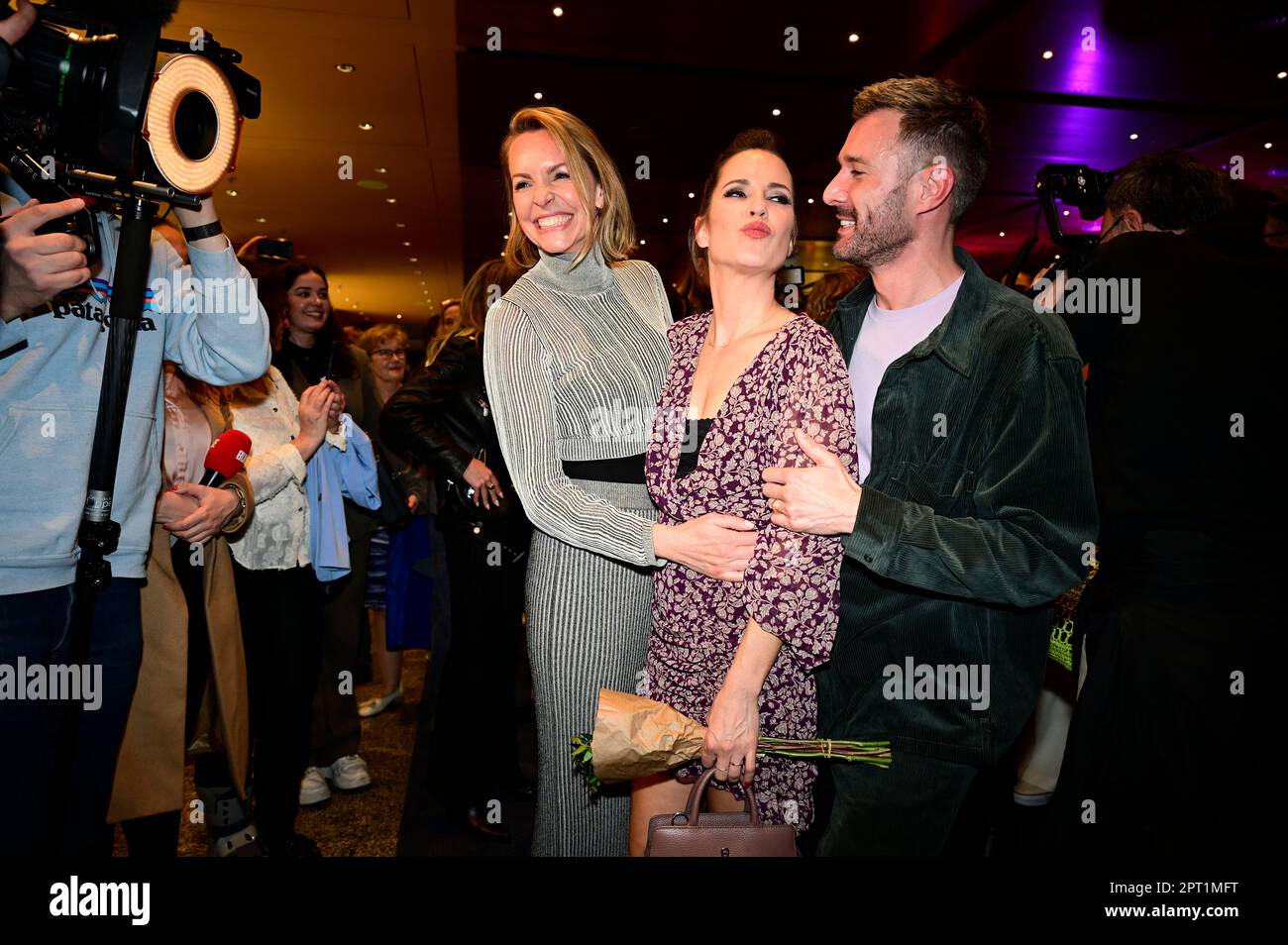 Simone Hanselmann, Birthe Wolter und Jochen Schropp BEI der Premiere des Theaterstücks 'Stolz und Vorurteil *oder so' in der Komödie am Kurfürstendamm Banque D'Images