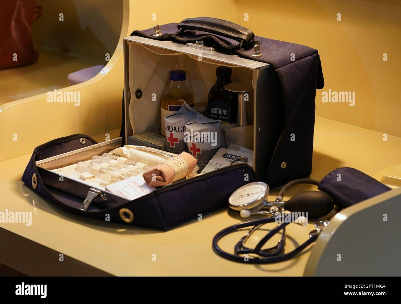 Une vue sur les accessoires et les pièces d'époque lors d'une visite de la visite du lieu officiel Call the Midwife au chantier naval historique de Chatham dans le Kent. Date de la photo: Jeudi 27 avril 2023. Banque D'Images