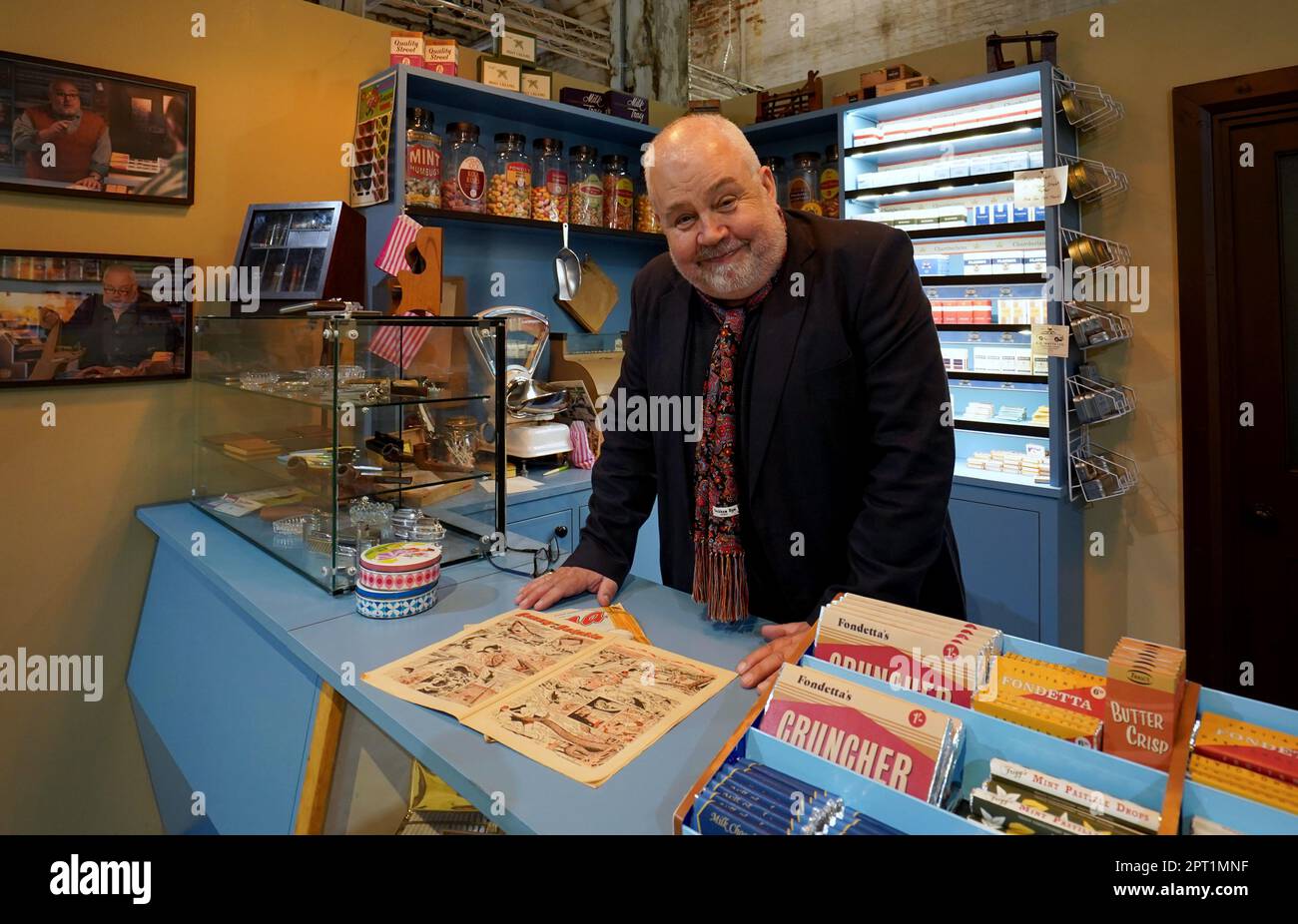 Cliff Parisi, membre du casting, qui joue à Fred Buckle lors d'une visite de la visite du lieu officiel de la sage-femme au chantier naval historique de Chatham dans le Kent. Date de la photo: Jeudi 27 avril 2023. Banque D'Images