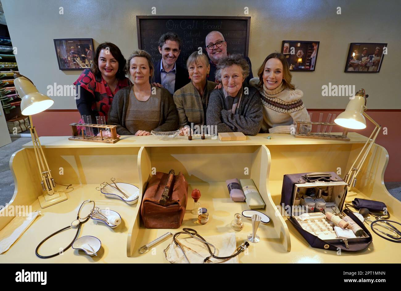 Membres du casting, Rebecca Gethings (à gauche), Annabelle Apsion, Stephen McGann, Jenny Agutter, Cliff Parisi, Georgie Glen et Laura main (à droite) lors d'une visite de la visite du lieu officiel Call the Midwife au chantier naval historique de Chatham dans le Kent. Date de la photo: Jeudi 27 avril 2023. Banque D'Images