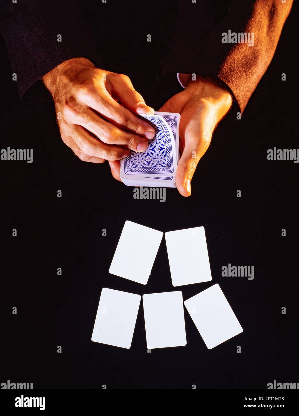 Une paire de mains et de cartes à jouer avec des cartes vierges au premier plan Banque D'Images