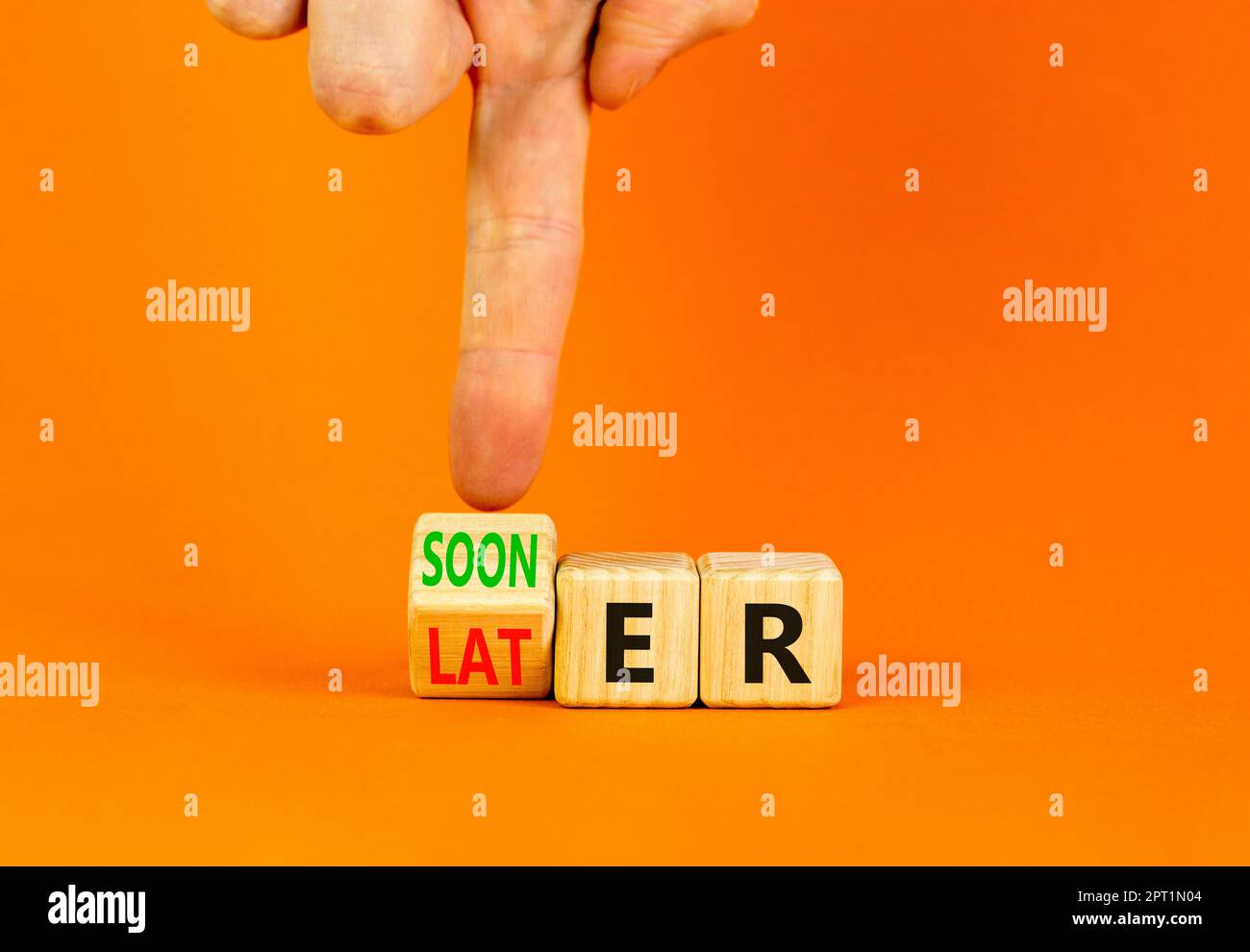 Afficher le symbole. Homme d'affaires tourne des cubes en bois et change le mot montrer à Comment. Belle table orange fond orange. Copier l'espace. Business et S Banque D'Images