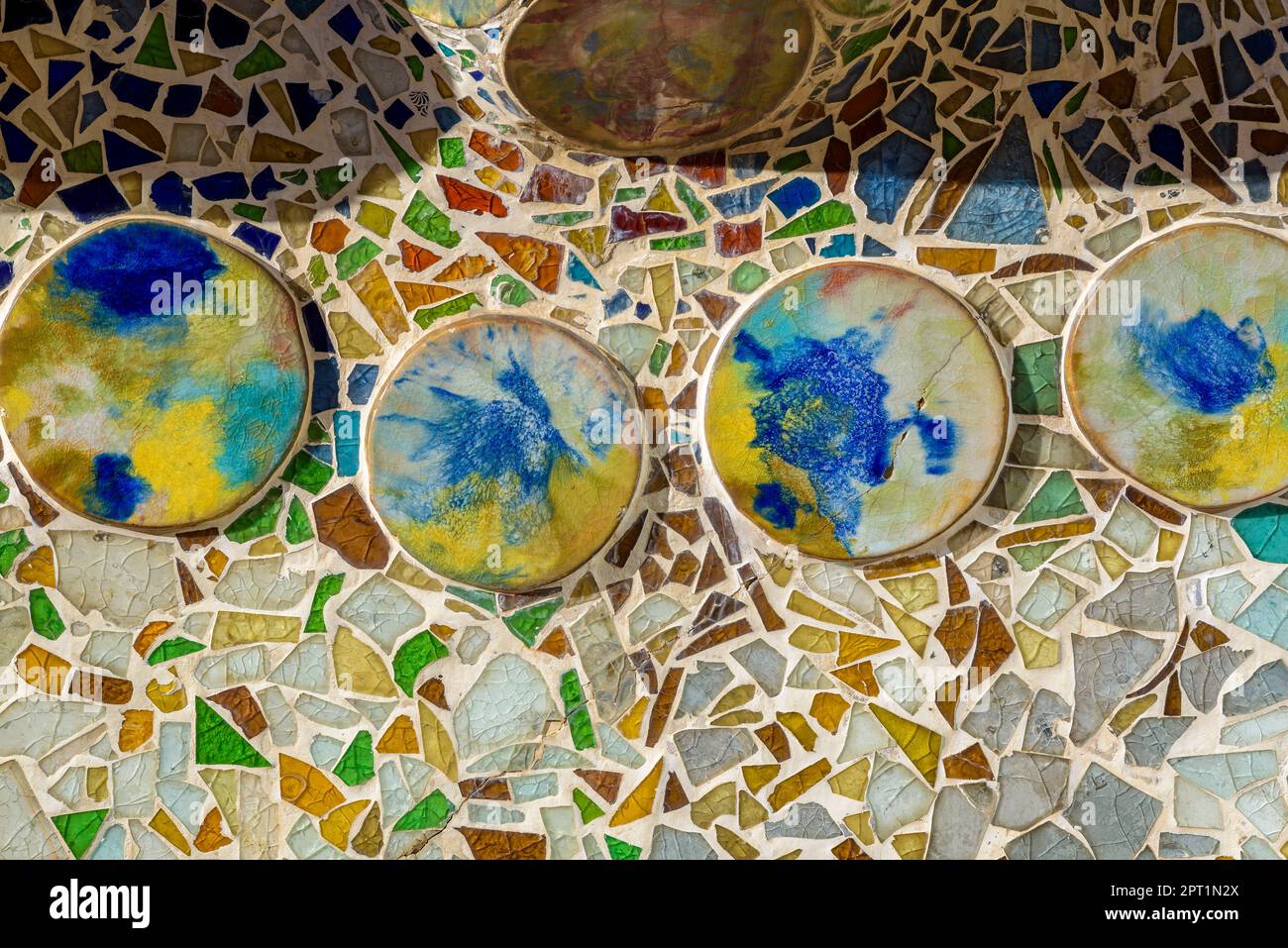 Détails de la mosaïque de Trencadis et de la céramique dans les boîtes de fleurs sur le mur de la cour de Casa Batlló (Barcelone, Catalogne, Espagne) Banque D'Images