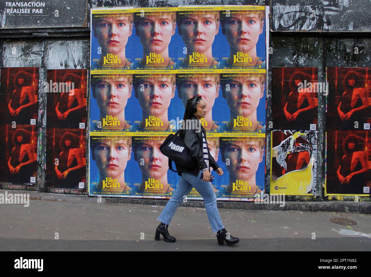 Vue artistique d'une jeune fille dans les rues de Paris ici marchant le long de la rue du Temple dans le 3rd arrondissement de la ville Banque D'Images