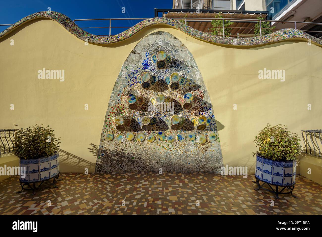 Jardinières sur le mur de l'arrière-cour de la Casa Batlló avec trencadís et décoration en céramique (Barcelone, Catalogne, Espagne) Banque D'Images