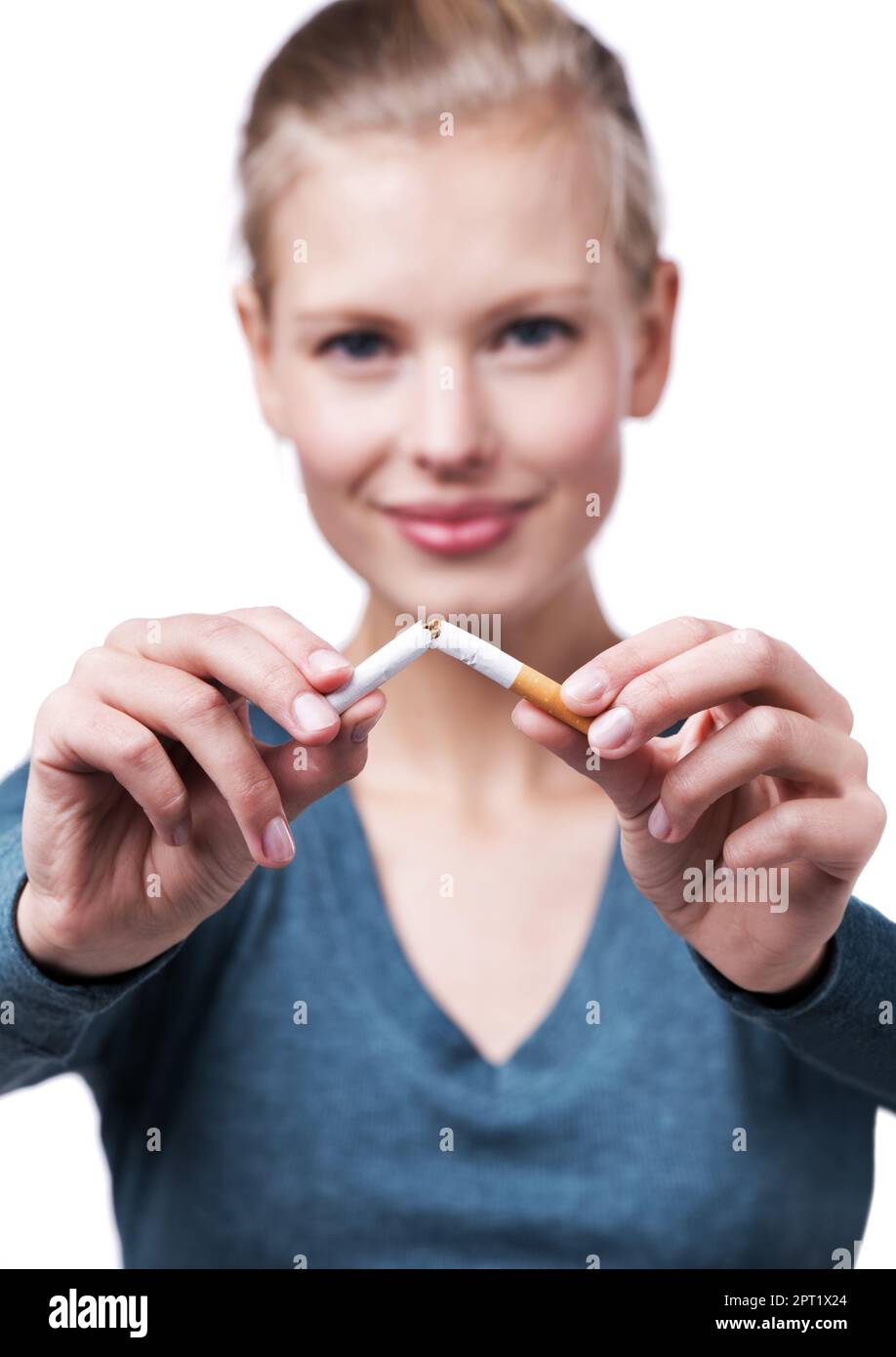 Je choisis la santé. Un court studio photo d'une belle jeune femme qui casse une cigarette en deux Banque D'Images