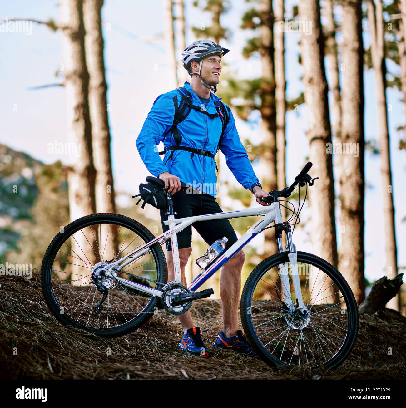 Quel grand jour pour une balade en vélo... un cycliste pour une balade sur  son vélo de montagne Photo Stock - Alamy