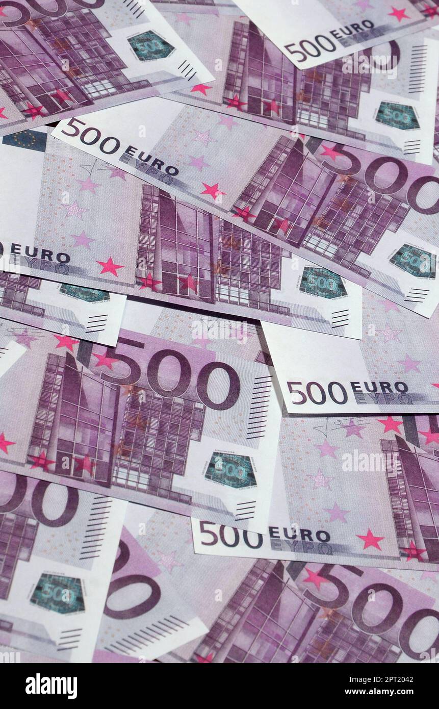 Gros plan photo montant de cinq cents billets de monnaie de l'Union européenne. De nombreux billets roses de 500 euros sont adjacents. Photo de texture symbolique f Banque D'Images