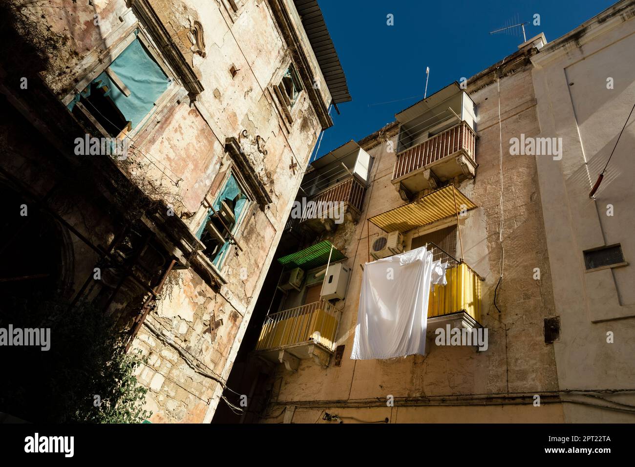 Maisons altérées à Tarento, Italie, avec lavage sur la ligne Banque D'Images