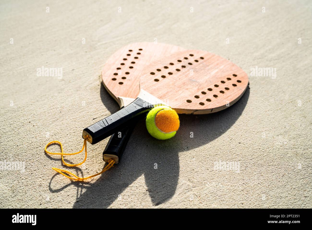 Objet de sport de plage amusant. Equipement de loisirs de tennis de sable Banque D'Images