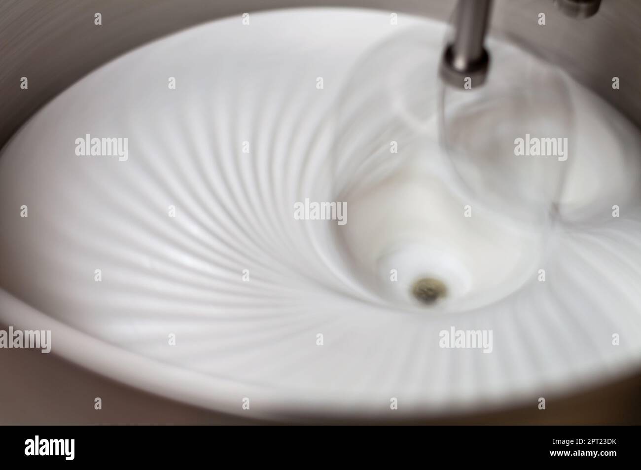 Crème fouettée en préparation. Flou introduit par le mouvement rapide. Banque D'Images