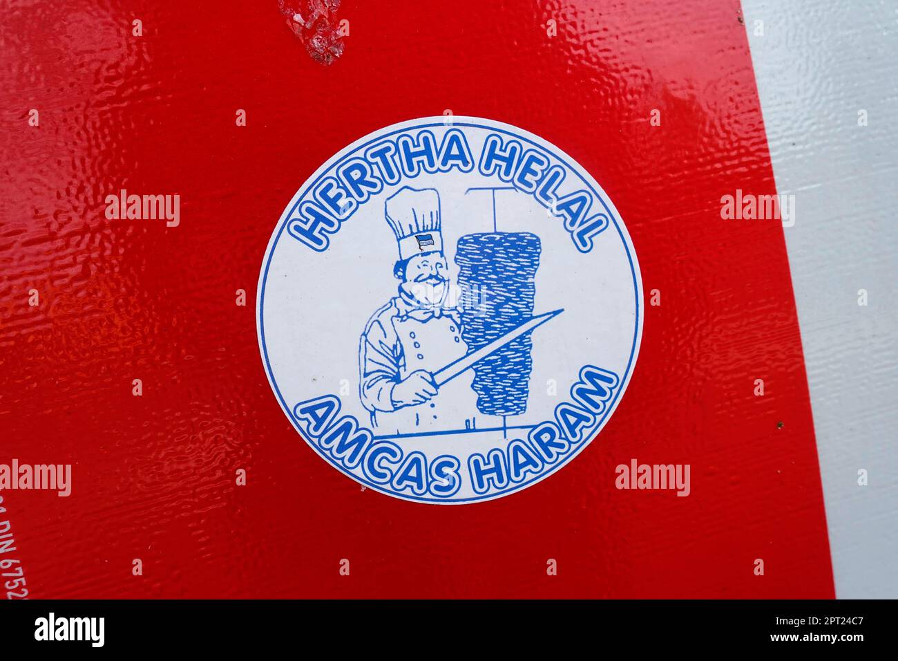 Sticker, Hertha Helal, Amcas Haram, terrain public, Berlin, Allemagne Banque D'Images