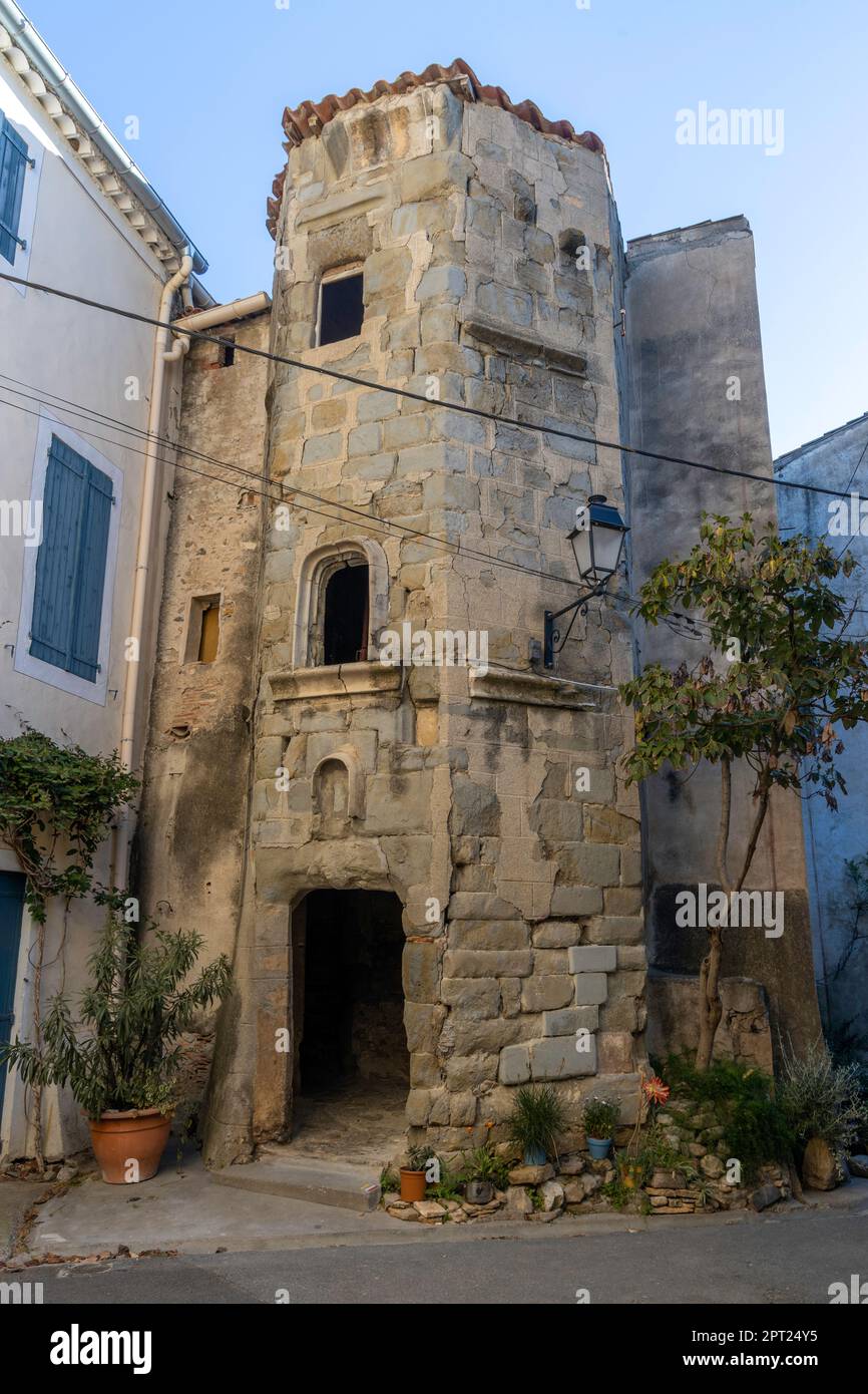 Tour du bâtiment d'Attila dans le village médiéval de Bize-Minervois dans le département français de l'Aude Banque D'Images