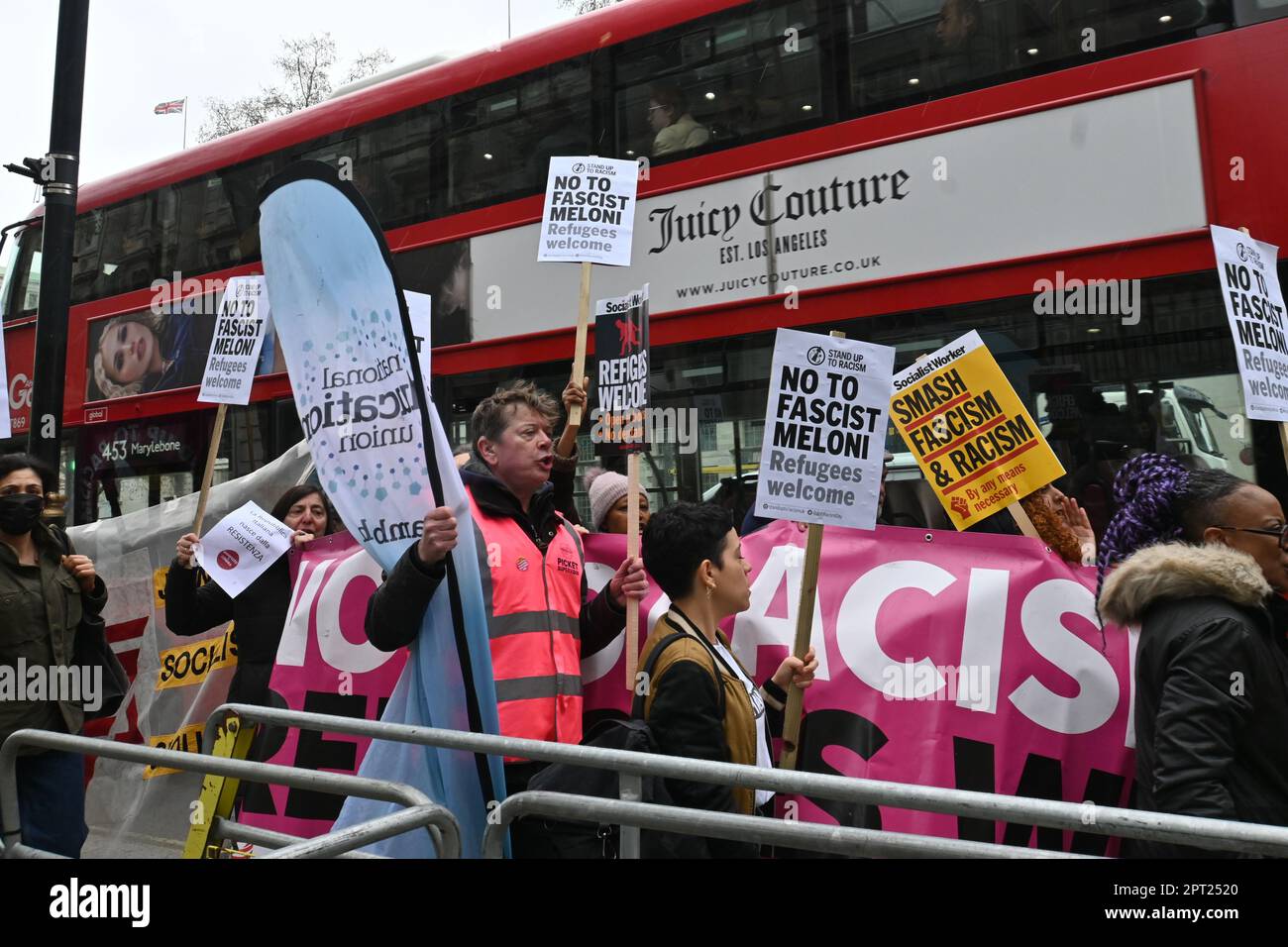 Downing Street, Londres, Royaume-Uni. 27th avril 2023. Protestation - dire non au fasciste Meloni une extrême droite portant une veste bleue et tenant un enregistrement vidéo contre le racisme. Levez-vous pour le combattre par le racisme et poussez-le loin de « lui faire une escroquerie nazie » à Londres, au Royaume-Uni. Crédit : voir Li/Picture Capital/Alamy Live News Banque D'Images