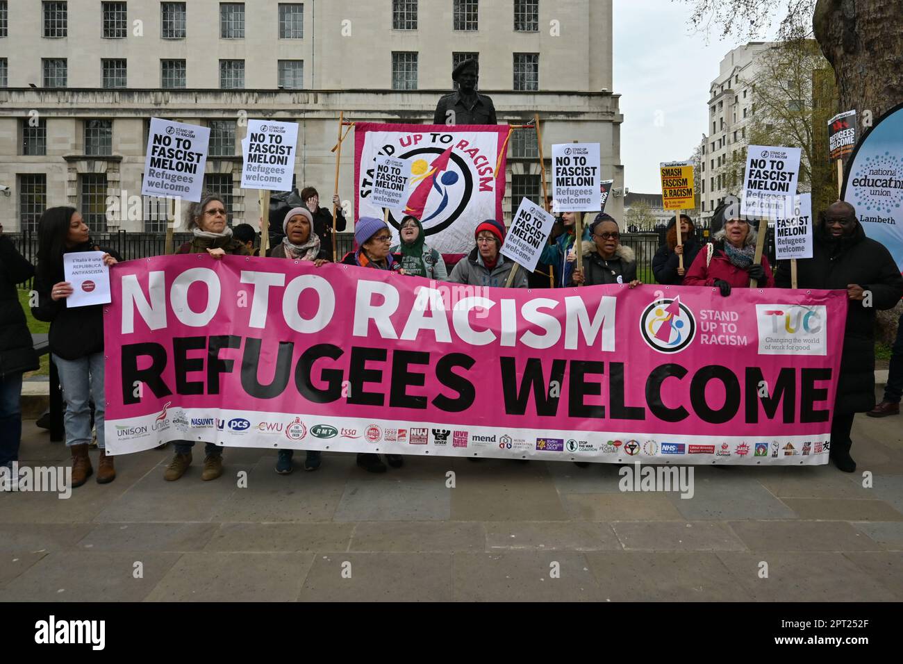 Downing Street, Londres, Royaume-Uni. 27th avril 2023. Protestation - dire non au fasciste Meloni une extrême droite portant une veste bleue et tenant un enregistrement vidéo contre le racisme. Levez-vous pour le combattre par le racisme et poussez-le loin de « lui faire une escroquerie nazie » à Londres, au Royaume-Uni. Crédit : voir Li/Picture Capital/Alamy Live News Banque D'Images