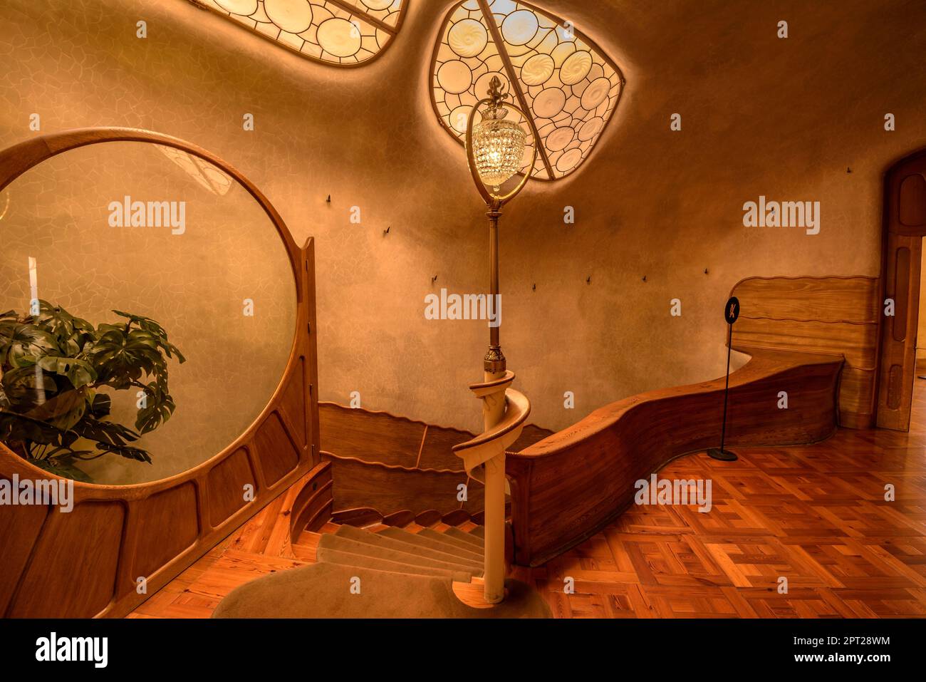 Escalier d'accès au noble étage de Casa Batlló conçu par Antoni Gaudí (Barcelone, Catalogne, Espagne) ESP: Escalera de acceso a la planta noble Banque D'Images