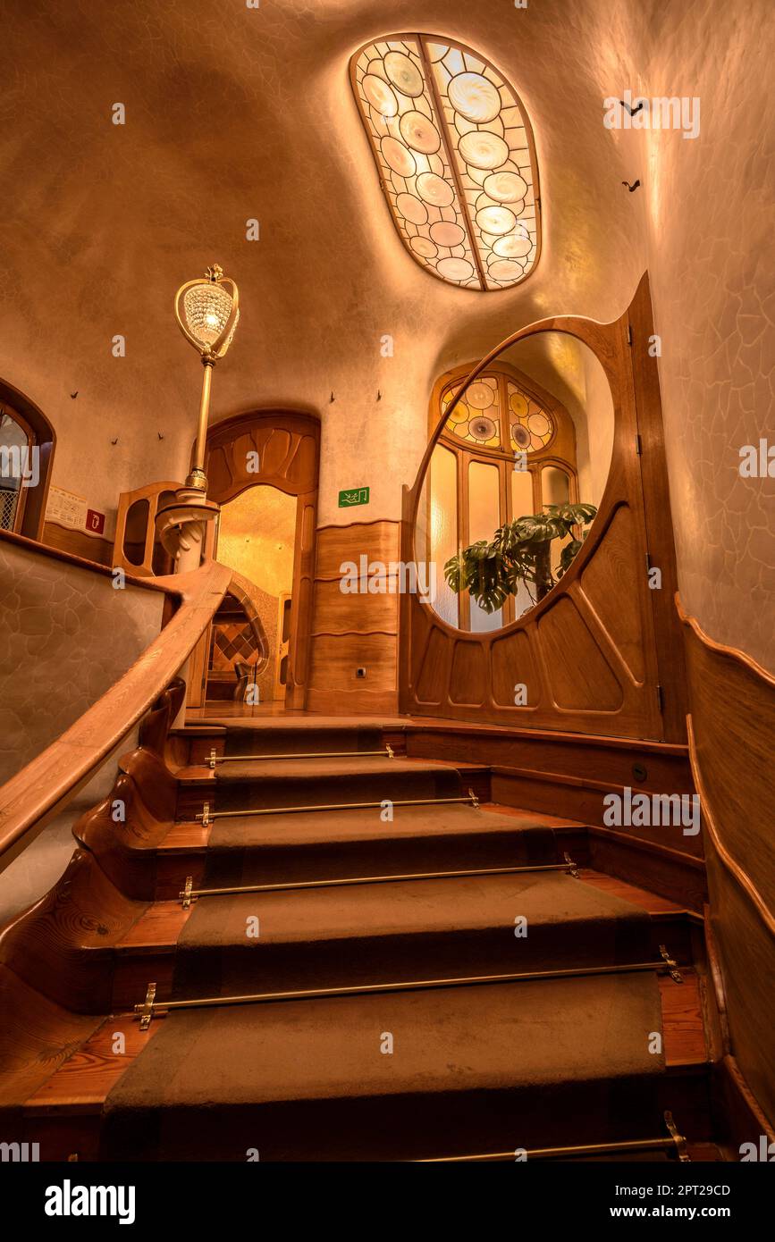 Escalier d'accès au noble étage de Casa Batlló conçu par Antoni Gaudí (Barcelone, Catalogne, Espagne) ESP: Escalera de acceso a la planta noble Banque D'Images
