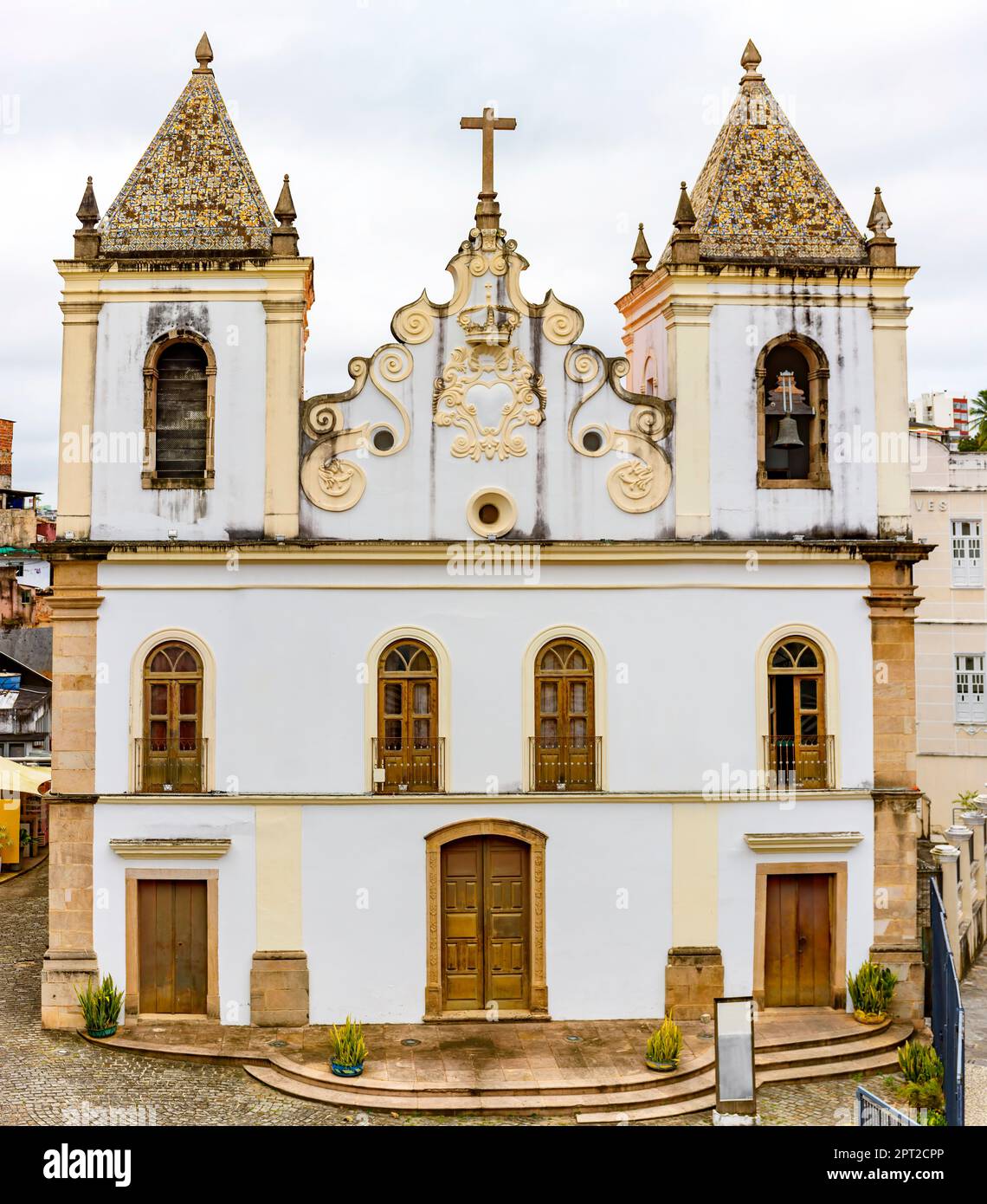 Vue de face de l'église historique dans le quartier de Pelourinho à Salvador, Bahia Banque D'Images