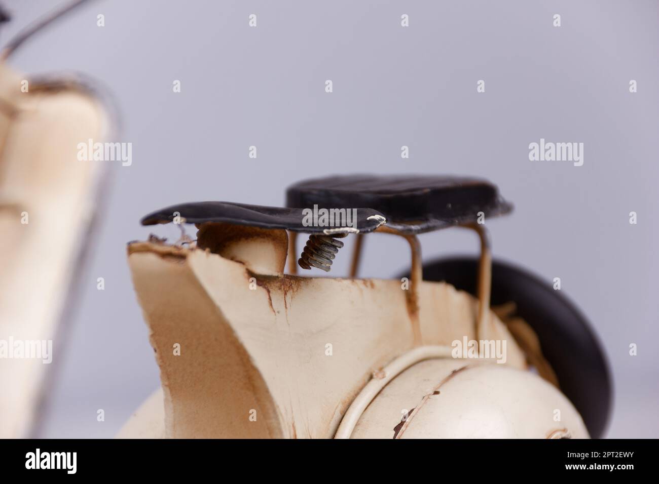 vue détaillée du modèle de scooter motorisé sur une table blanche avec fond blanc Banque D'Images