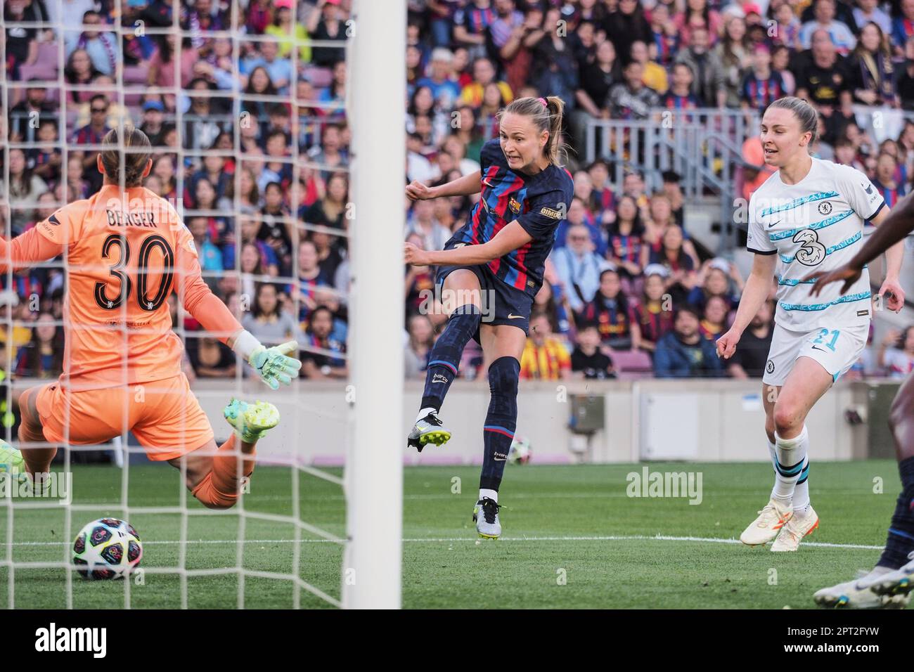 Barcelone, Espagne. 27th avril 2023. Caroline Graham Hansen (10 Barcelone) but refusé pour le handball pendant le match semi-final de l'UEFA Womens Champions League entre Barcelone et Chelsea à Spotify Camp Nou à Barcelone, Espagne (Natalie Mincher/SPP) Credit: SPP Sport Press photo. /Alamy Live News Banque D'Images