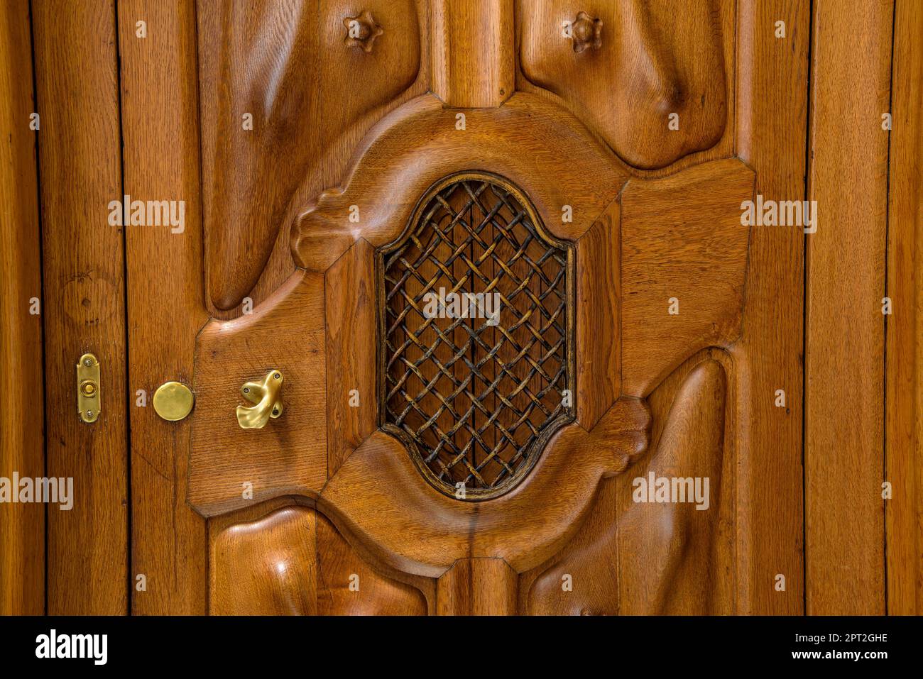Détails décoratifs en bois et métal sur une porte d'appartement à Casa ...
