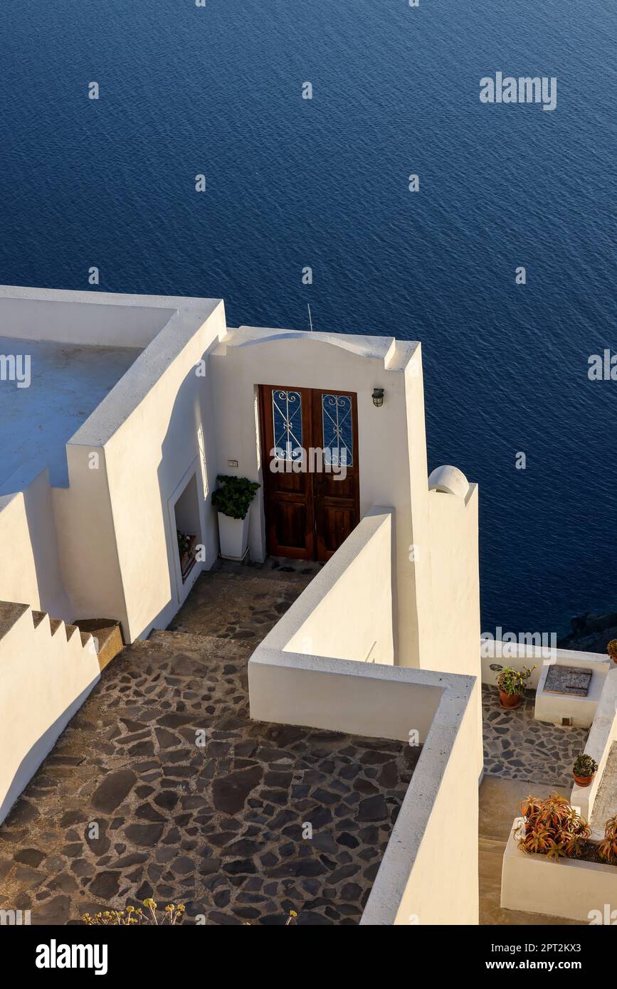 Maisons blanchies à la chaux avec terrasses et piscines et vue magnifique à Imerovigli sur l'île de Santorini, Grèce Banque D'Images