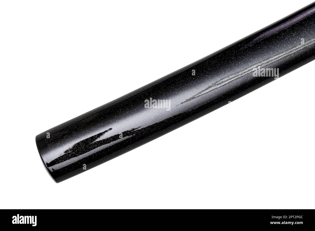Gros plan de Saya - style sbarde noir brillant et brillant d'une Katana - long Sword japonais isolé sur fond blanc. Mise au point sélective. Banque D'Images