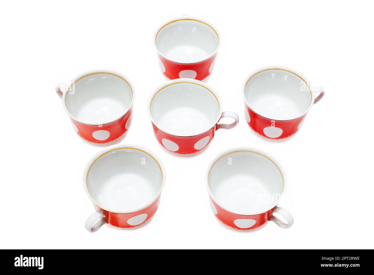 Tasses rouges sur fond blanc, un ensemble de six pièces Banque D'Images