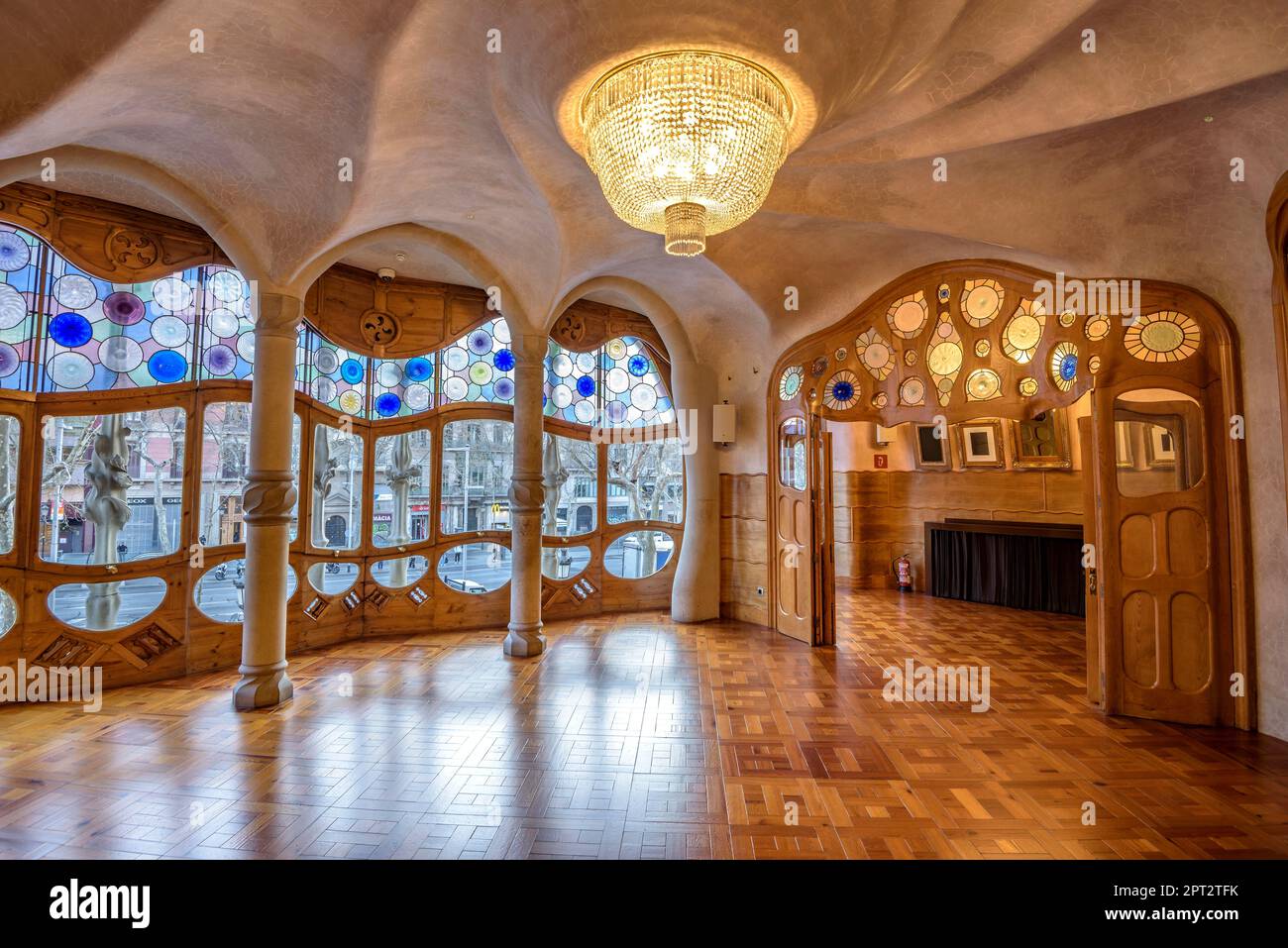 hall-principal-du-noble-tage-de-casa-batll-con-u-par-antoni-gaud