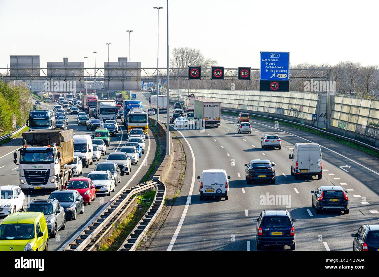 Rotterdam, pays-Bas, 5 avril 2023 : vue depuis un viaduc sur l'autoroute A20, avec un embouteillage dans une direction et un trafic intense dans l'autre Banque D'Images
