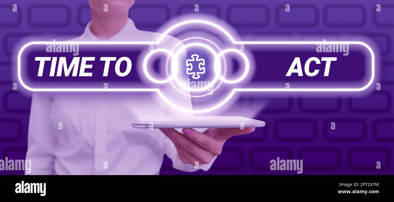 L'écriture de la main signe temps à agir, l'idée d'affaires quand vous purifiez votre corps de toxines ou cesser de consommer la drogue Homme en costume pointant vers les flèches et l'appareil-photo Banque D'Images