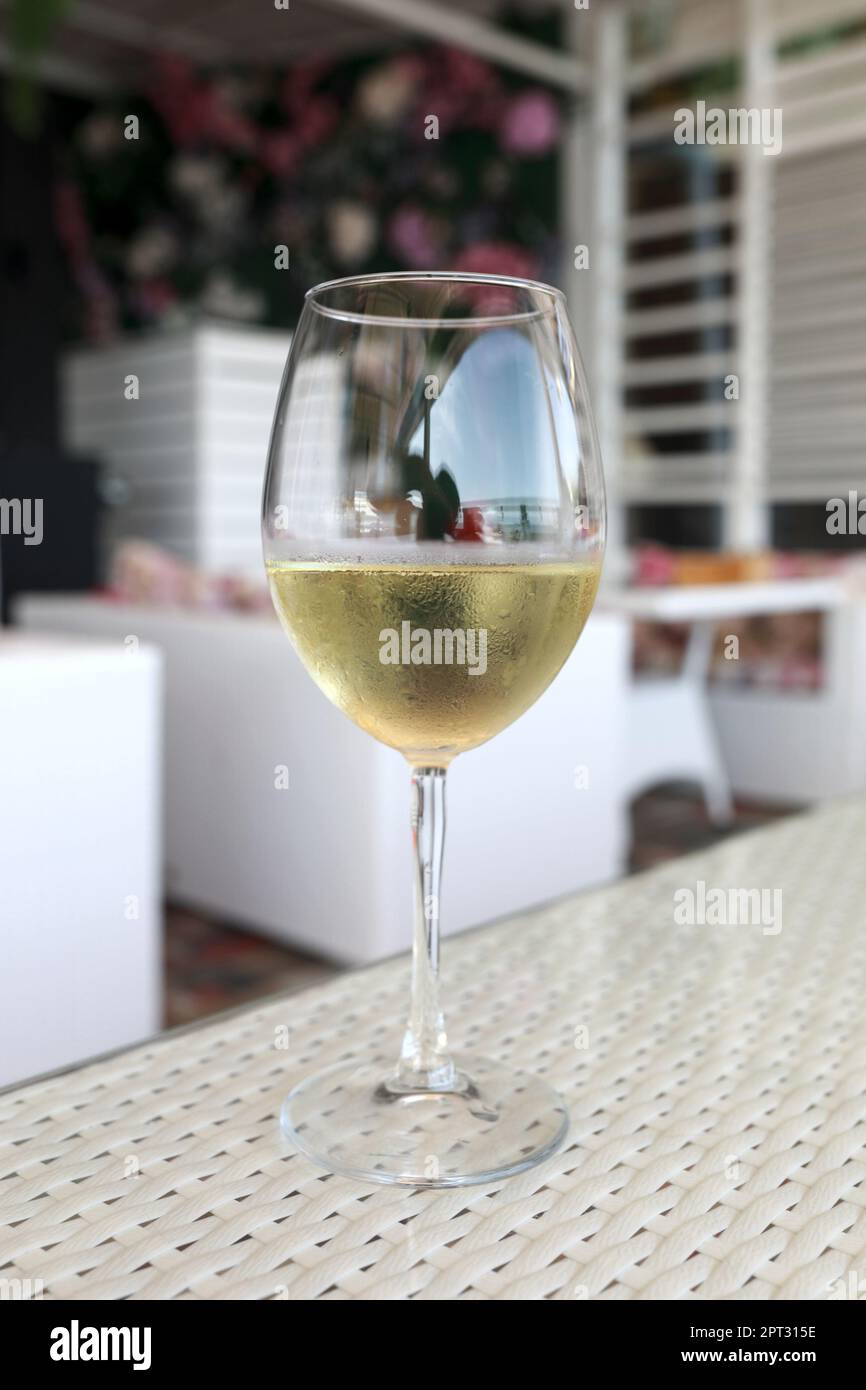 Verre de vin blanc sur table au restaurant Banque D'Images