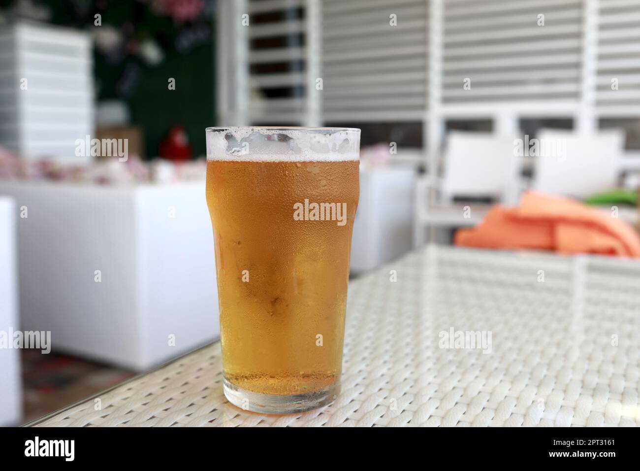 Tasse de bière légère sur table au restaurant Banque D'Images