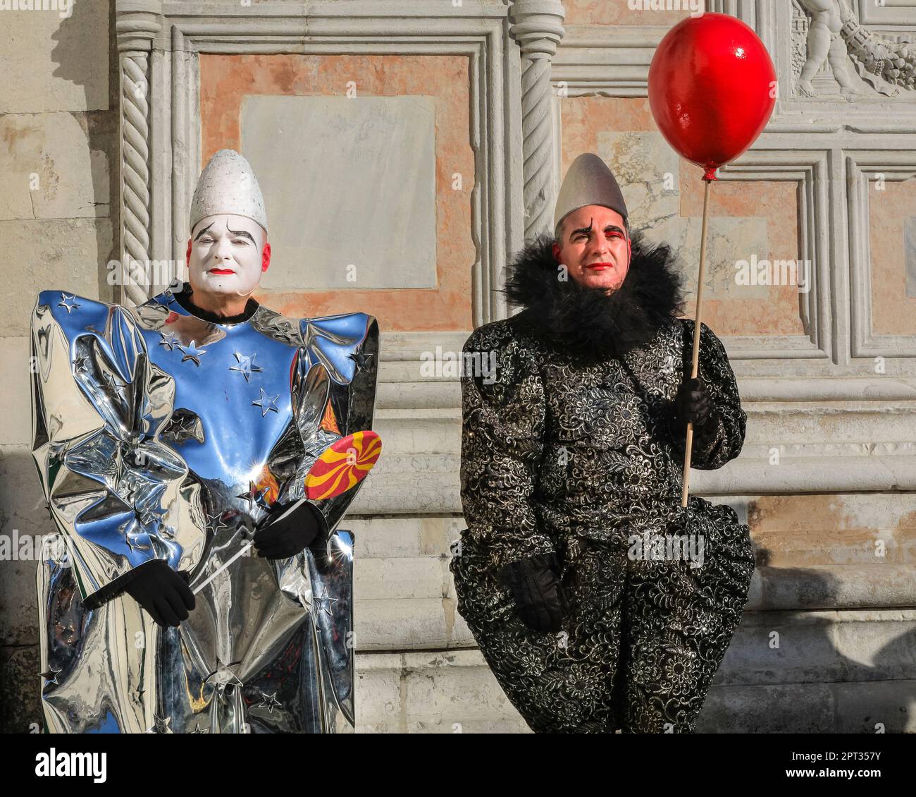 Participant au carnaval de Venise en costume de pirot ou d'arlequin, tenue habillée de fantaisie, posant, Venezia, Italie, Crédit Europe : Imagetraceur/Alamy Live News Banque D'Images