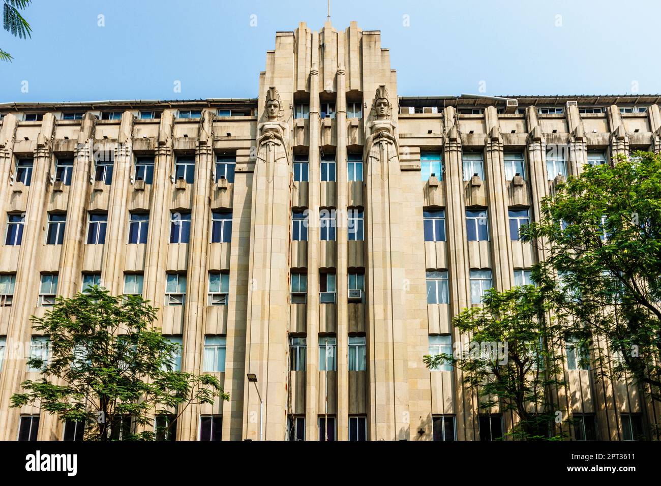 Façade d'un bâtiment art déco avec deux statues guerrières sur la façade, Mumbai, Maharashtra, Inde, Asie Banque D'Images