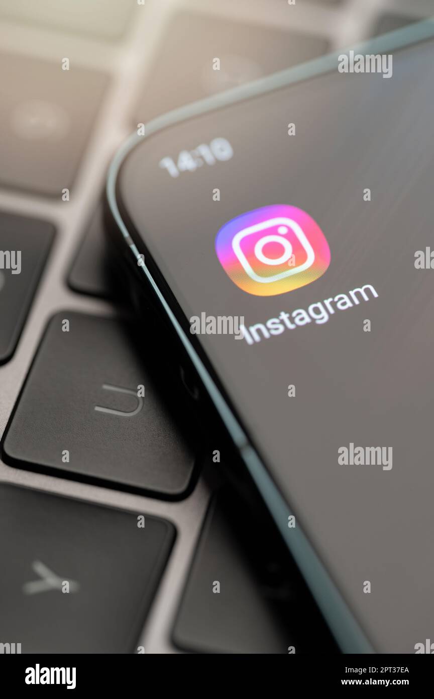 New york, Etats-Unis - 25 avril 2023 : ouvrez l'application instagram sur l'écran du smartphone pour afficher en gros plan l'arrière-plan du clavier Banque D'Images