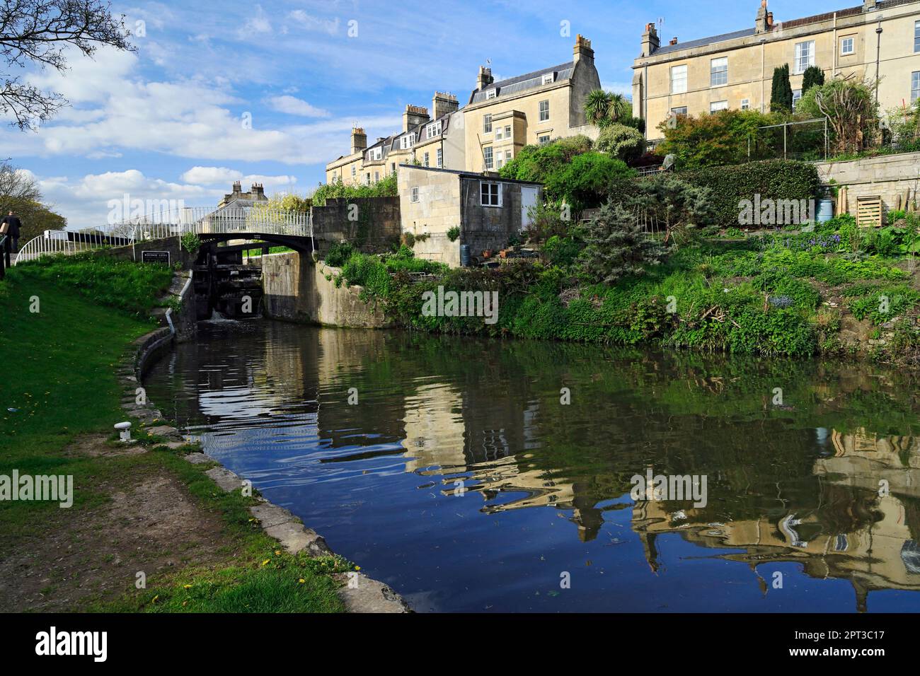 Écluse de Bath Top Lock, canal Kennet et Avon ; Widcombe, Bath, Somerset, Angleterre, ROYAUME-UNI. Banque D'Images