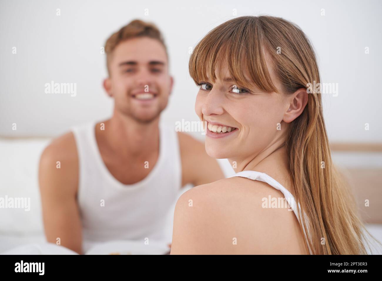 Commencer la journée avec celui que j'aime. Un jeune couple heureux passant du temps ensemble dans leur chambre le matin Banque D'Images