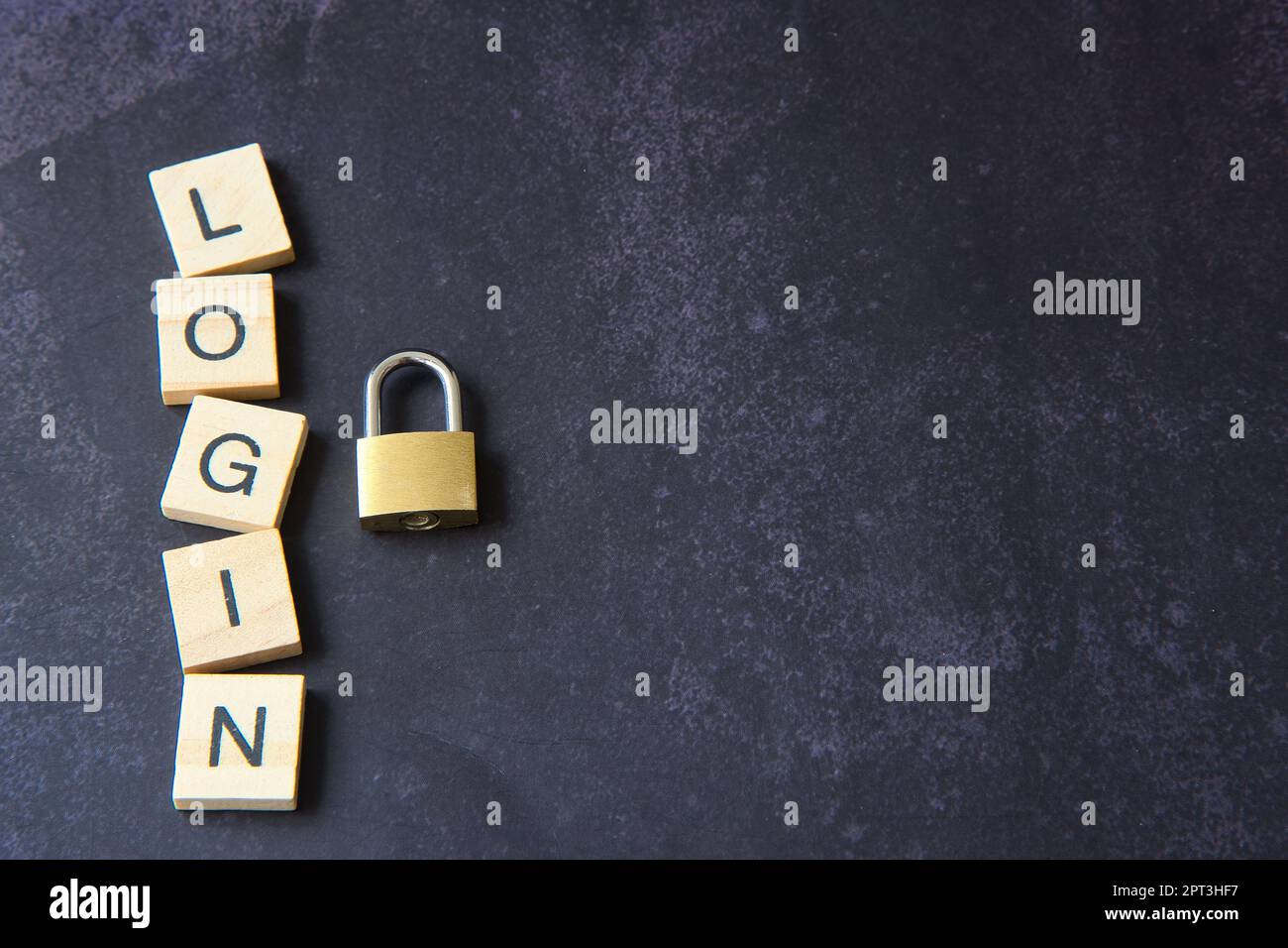 Mot 'login' écrit en lettres de bois à côté d'un cadenas représentant le concept de sécurité réseau. Cyber ​​security, protection contre la fraude. Banque D'Images