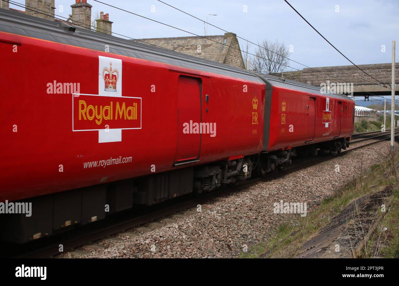 Fin de l'unité 325012 sur les unités multiples électriques de la classe 325 du Royal Mail sur la ligne principale de la côte ouest passant par Carnforth 26th avril 2023. Banque D'Images