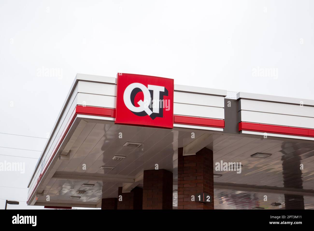 QT (QuikTrip) signe sur le bâtiment d'une station-service à Wichita, Kansas, États-Unis. Banque D'Images QT (QuikTrip) signe sur le bâtiment d'une station-service à Wichita, Kansas, États-Unis. Banque D'Images