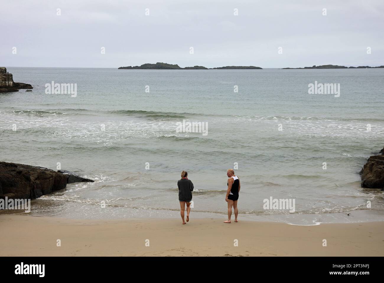 Nageurs d'eau froide à Portrush en hiver Banque D'Images