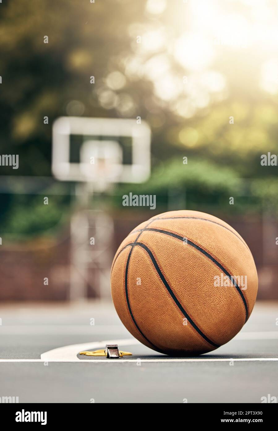 Ballon utilisé pour le basket-ball sur un terrain de basket-ball extérieur dans un parc. Mockup pour le sport, l'entraînement et se préparer à jouer un match pour l'exercice. Été Banque D'Images