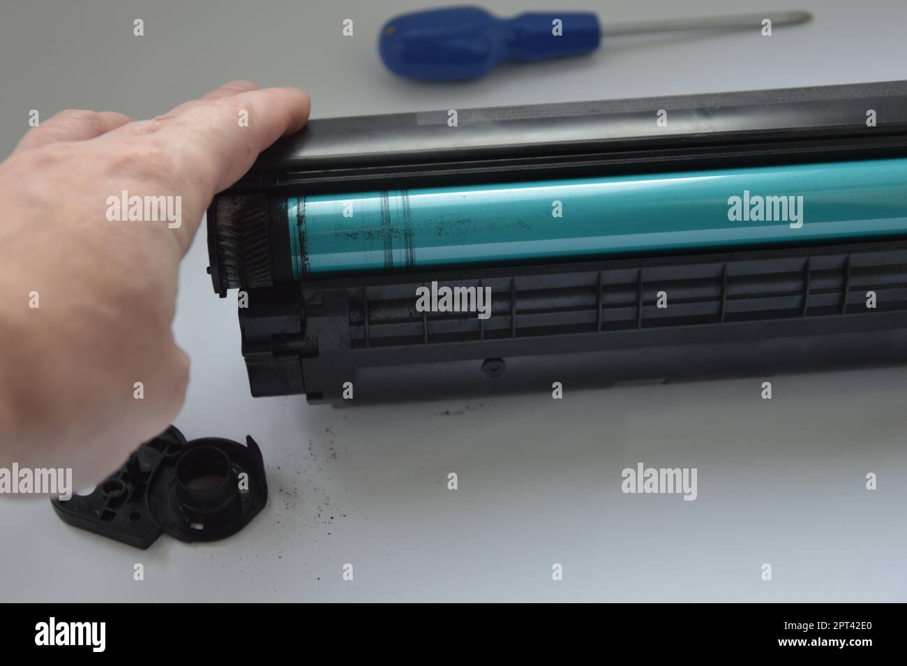 Chargement de la cartouche de l'imprimante laser avec du toner, la poudre  Photo Stock - Alamy