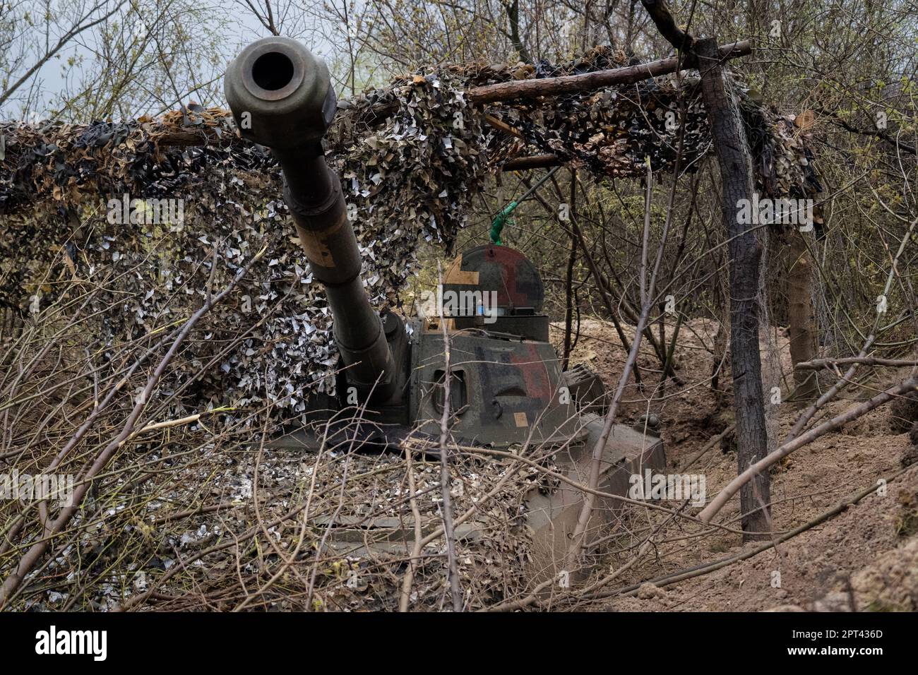 Bakhmut, Ukraine. 15th avril 2023. Un obusier automoteur est vu dans une couverture de fossé par filet de camouflage en position ukrainienne près de Bakhmut. Les forces armées ukrainiennes combattent intensément à Bakhmut et dans les environs, alors que les forces russes se rapprochent de plus en plus de la ville orientale de l'Ukraine. La bataille de Bakhmut est maintenant connue comme « la plus sanglante » et « l’un des plus longs combats », elle est devenue l’un des plus importants combats de la guerre entre l’Ukraine et la Russie. (Photo par Ashley Chan/SOPA Images/Sipa USA) crédit: SIPA USA/Alay Live News Banque D'Images