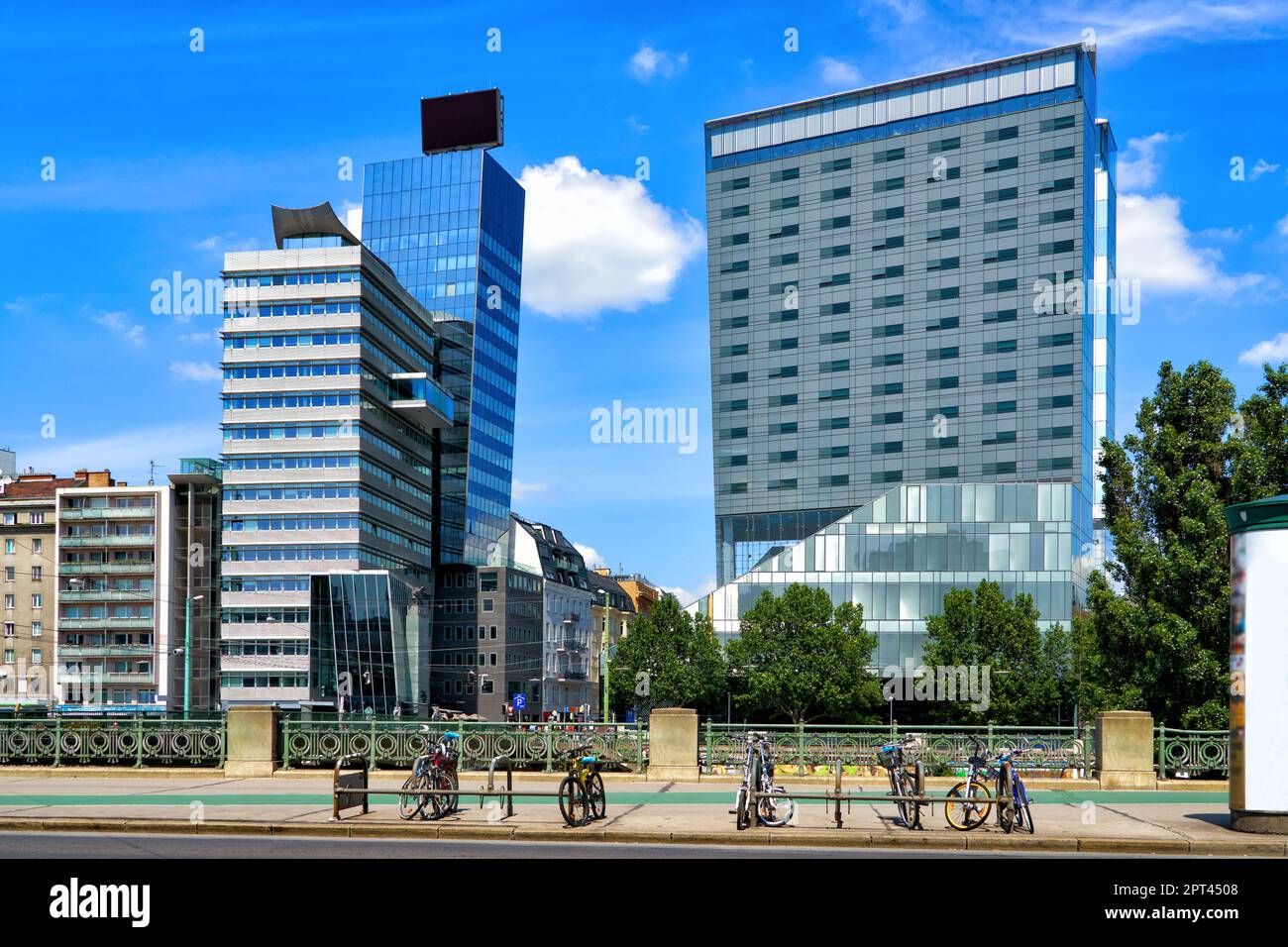 Paysage urbain du centre-ville moderne de Vienne près du Danube en été, jour ensoleillé. La capitale autrichienne, Vienne Banque D'Images