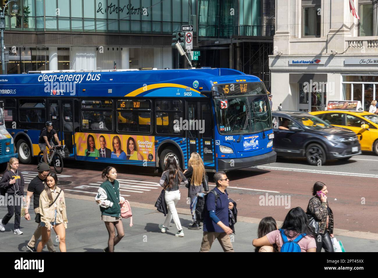 Les autobus à énergie propre de la ville de New York, situés sur la Cinquième Avenue, sont alimentés au gaz naturel comprimé, 2023, États-Unis Banque D'Images