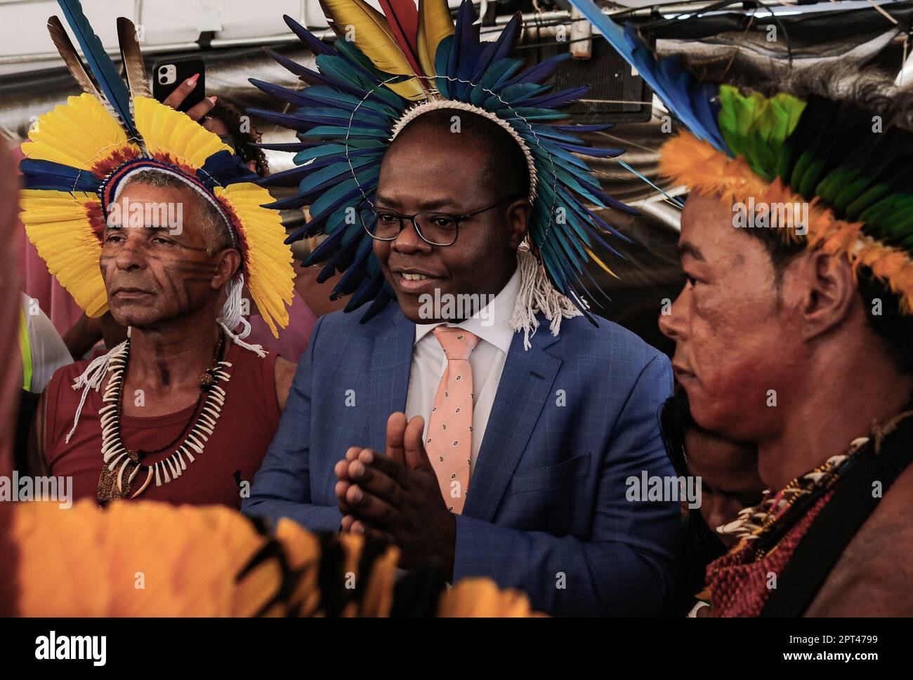 27 avril 2023, Brésil, Brasilia : Silvio Almeida (M.), Ministre des droits de l'homme au Brésil, visite le camp de Terra Livre (terre libre), rassemblement annuel des peuples autochtones dans la capitale brésilienne. Les peuples autochtones ont exigé une démarcation claire de leurs territoires. Photo : Allison Sales/dpa Banque D'Images